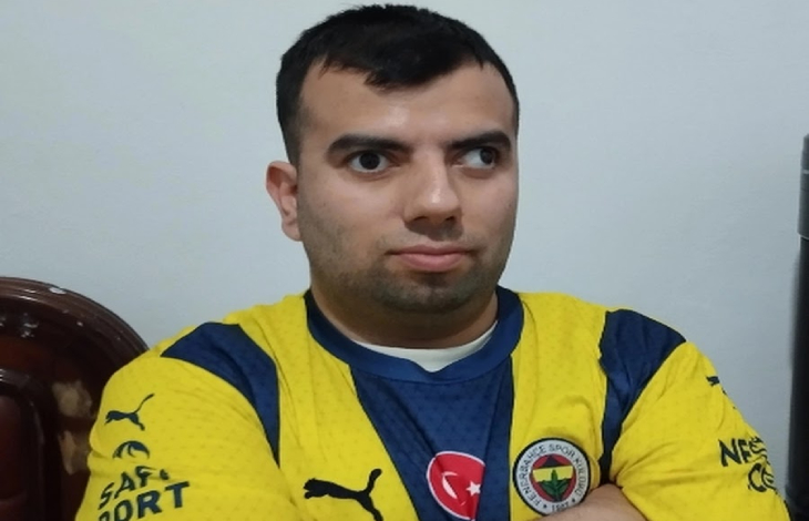Kadıköy Boğası Mustafa Başaran Fenerbahçe formasıyla poz veriyor.