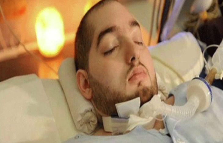 Trakeostomi borusu takılı Prens Velid uyutulurken çekilmiş fotoğraf.