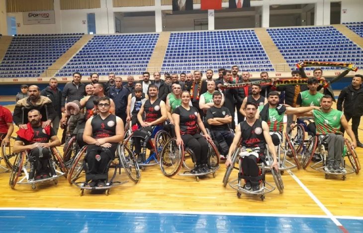 Van Bedensel Engelliler Basketbol Takımı sahada poz veriyor.