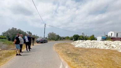 Görselde Kuzey Kıbrıs Türk Cumhuriyeti Çalışma ve Sosyal Güvenlik Bakanı Sadık Gardiyanoğlu, Yenierenköy Huzurevi ve Engelli Rehabilitasyon Merkezi projesinin bulunduğu araziyi inceliyor.