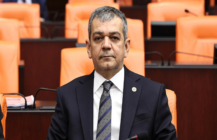 Elazığ Milletvekili Prof. Dr. Erol Keleş, TBMM koltuğunda otururken.