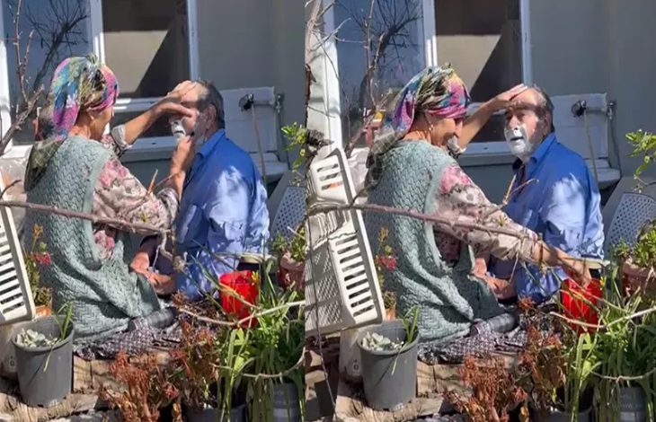 Görselde, bir evin önünde Zehra Ekşili felçli eşine sakal tıraşı yaparken görülüyor. Ekşili, elinde tuttuğu ustura ile yüzü tıraş köpüğüyle kaplı olan eşini tıraş ediyor.