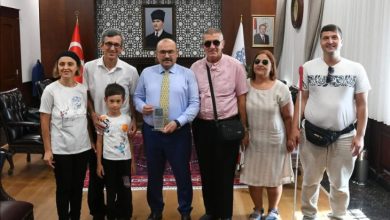Balıkesir Valisi İsmail Ustaoğlu, Altı Nokta Körler Derneği Balıkesir Şubesi yönetim kurulu üyelerini makamında ağırlıyorken çekilmiş bir fotoğraf.