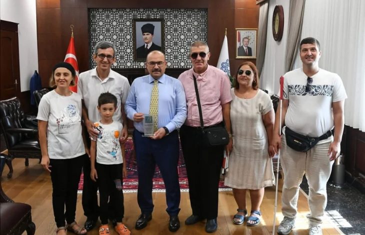 Balıkesir Valisi İsmail Ustaoğlu, Altı Nokta Körler Derneği Balıkesir Şubesi yönetim kurulu üyelerini makamında ağırlıyorken çekilmiş bir fotoğraf.