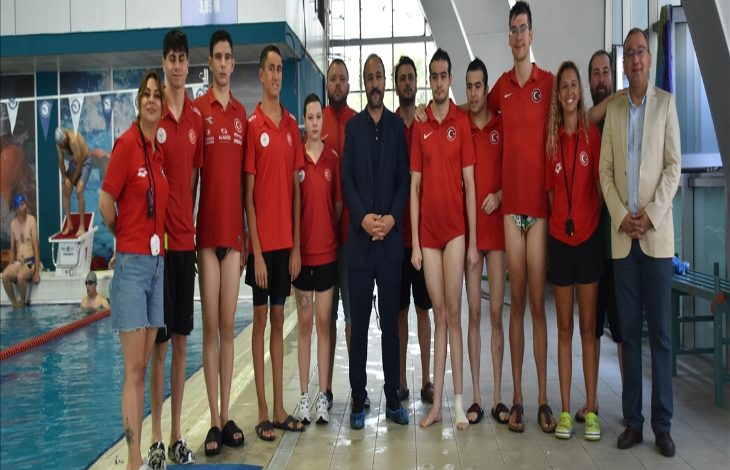 Görselde, Türkiye Özel Sporcular Spor Federasyonuna bağlı Özel Sporcular Yüzme Milli Takımındaki otizmli sporcular ve sporcu antrenörleri yer alıyor.