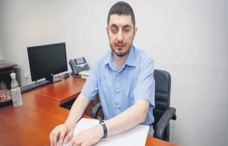 Görselde, görme engelli birey Huzeyfe Aydın makam odasında otururken çekilmiş bir fotoğrafta yer aldığı görülmektedir.