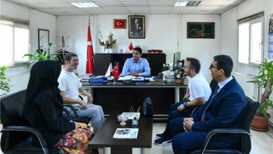 Görselde, EGO Genel Müdürlüğü odasında 5 kişilik bir grup yer alıyor. Makam koltuğunda bir kişi otururken, önünde bir engelli birey ve diğer ziyaretçiler bulunuyor.