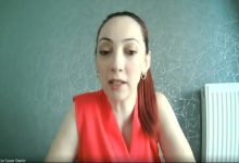 Görselde, Türkiye SMA Vakfı Başkan Vekili Ece Soyer Demir yer alıyor. Ağustos SMA Farkındalık Ayı kapsamında katıldığı bir programda konuşma yaparken görülüyor.