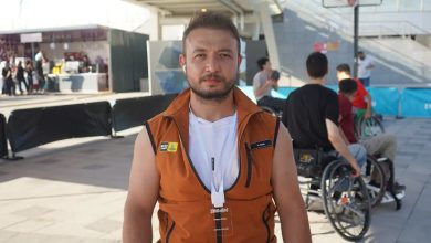 Görselde tekerlekli sandalye basketbol takımı oyuncusu Osman Yüksel, bir basketbol sahasında röportaj gerçekleştirirken görülmektedir.