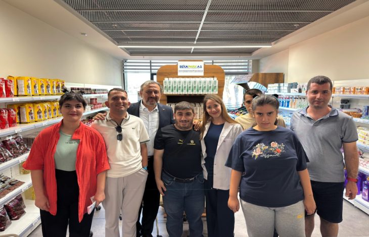 AK Parti Kocaeli Milletvekili Mehmet Akif Yılmaz, özel gereksinimli çocuklar ile market alanında fotoğraf çektiriyor.