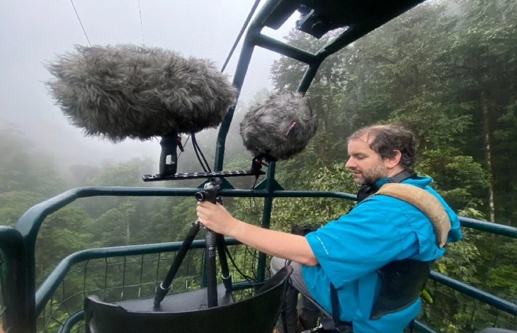 Orman manzarası eşliğinde bir teleferik kabininde Juan Pablo Culasso bulunuyor. Üzerinde mavi yağmurluk duruyor, profesyonel ses kayıt ekipmanlarıyla çevresindeki doğa seslerini kaydediyor. Kayıt cihazına bağlı iki büyük mikrofonun üzerinde rüzgâr ve yağmur seslerini filtrelemeye yarayan tüylü “windshield” koruyucular bulunuyor.