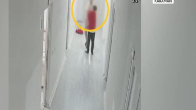 Erkek bakım personeli kamera görüntüsünde engelli bireye tokat atarken çekilmiş fotoğraf karesi.