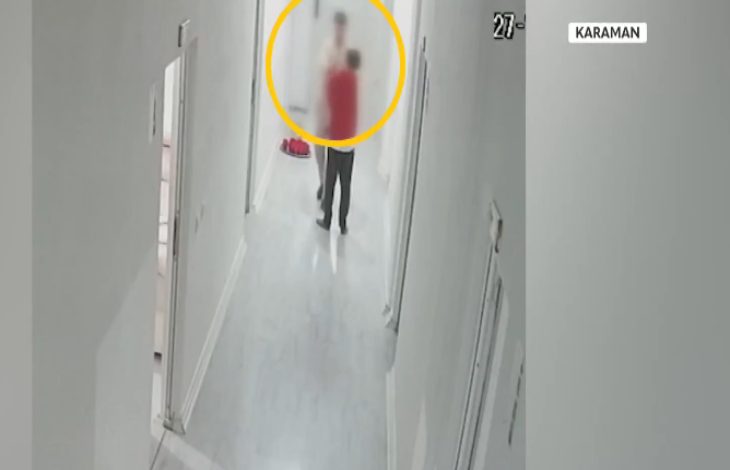 Erkek bakım personeli kamera görüntüsünde engelli bireye tokat atarken çekilmiş fotoğraf karesi.