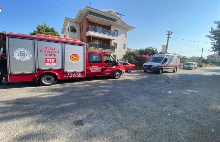 Engelli asansörünün düştüğü binanın önünde itfaiye ve ambulans araçları bulunuyor.