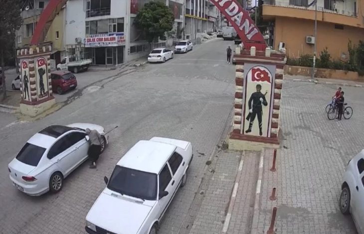 Beyaz otomobilin sokak ortasında görme engelli yayaya çarptığı anın kamera görüntüsü.