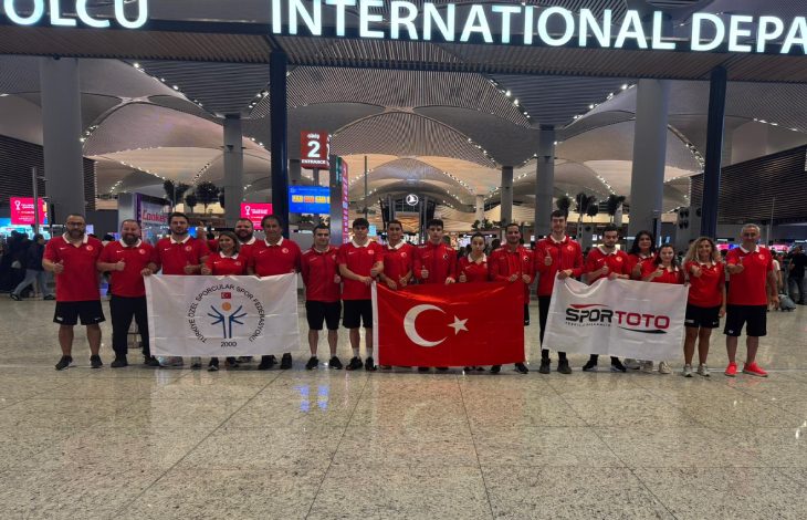 İstanbul Havalimanı - Dış Hatlar Gidiş Terminali alanında, kırmızı formalar giymiş Özel Sporcular Yüzme Milli Takımı ve antrenörler yan yana ayakta duruyor. Ellerinde 3 farklı bayrak var: Ortada: Türk bayrağı, Solda: “Türkiye Özel Sporcular Spor Federasyonu” yazılı beyaz bayrak, Sağda: “SPOR TOTO” logolu beyaz bayrak.