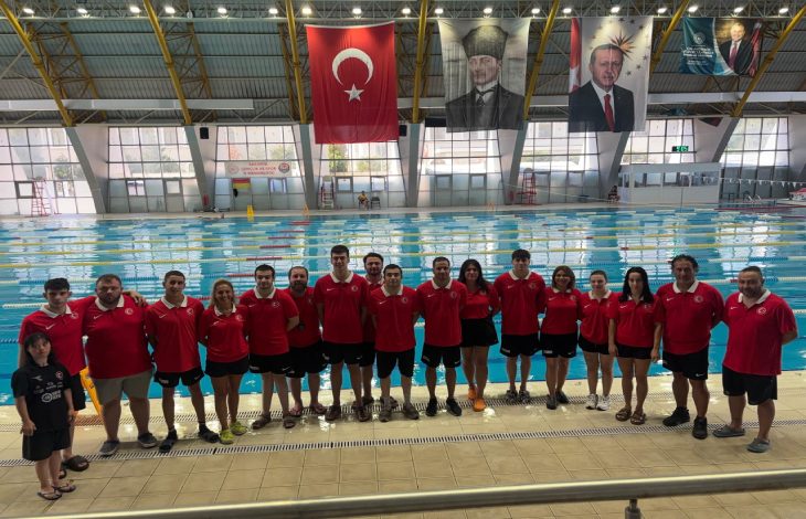 Otizm ve Mental milli sporcularımız, teknik heyetle beraber havuz başında poz veriyor.