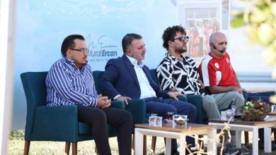 Soldan sağa doğru siyah beyaz çizgili konuşmacı, Sincan Belediye Başkanı Murat Ercan, Paralimpik Yüzücü Hamit Demir, Engelli Milli Takım Antrenörü Kamil Tombuloğlu açık havada konuşmacı koltuklarında oturuyor.