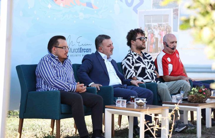 Soldan sağa doğru siyah beyaz çizgili konuşmacı, Sincan Belediye Başkanı Murat Ercan, Paralimpik Yüzücü Hamit Demir, Engelli Milli Takım Antrenörü Kamil Tombuloğlu açık havada konuşmacı koltuklarında oturuyor.