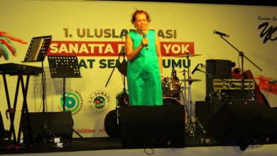 Sanatta Engel Yok Vakfı Başkanı Yasemin Zanbak, 1. Uluslararası Mürefte Sanat Sempozyumunda sahnede konuşma yapıyor.