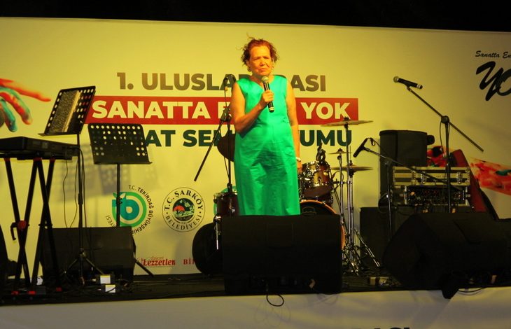 Sanatta Engel Yok Vakfı Başkanı Yasemin Zanbak, 1. Uluslararası Mürefte Sanat Sempozyumunda sahnede konuşma yapıyor.