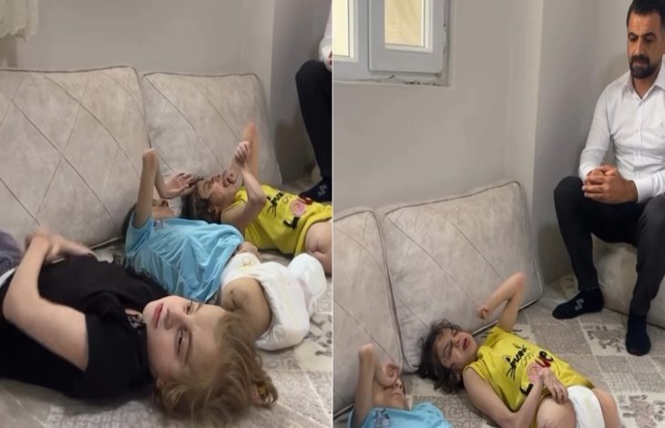 Görsel iki kareden oluşuyor. Soldaki karede, evin oturma odasında yere serilmiş minderlerin üzerinde yatan, farklı renklerde tişört giymiş üç çocuk görülüyor. Çocuklardan ikisi sarı, biri mavi tişört giyiyor ve hepsi hareketsiz şekilde uzanıyor. Sağdaki karede ise aynı çocuklar yine minderlerin üzerinde yatarken, yanlarında beyaz gömlek giymiş, siyah pantolonlu bir adam oturuyor. Adam ciddi bir ifadeyle çocuklara bakıyor.