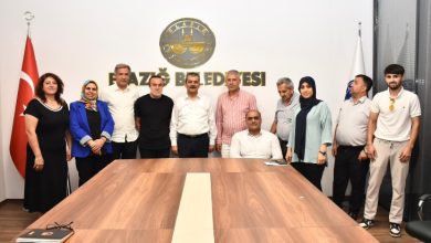 Görselde, Elazığ Belediyesi toplantı salonunda çekilmiş resmi bir buluşma anı yer alıyor. Ortada, TBMM Engelli Bireylerin Sorunlarını Araştırma Komisyonu üyesi Milletvekili Erol Keleş bulunuyor. Toplamda 12 kişi, Elazığ Belediyesi logosunun önünde sıralanmış şekilde kameraya poz veriyor.