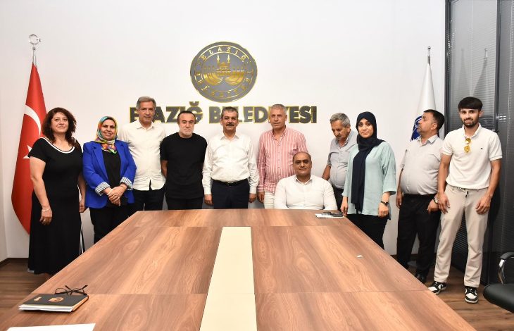 Görselde, Elazığ Belediyesi toplantı salonunda çekilmiş resmi bir buluşma anı yer alıyor. Ortada, TBMM Engelli Bireylerin Sorunlarını Araştırma Komisyonu üyesi Milletvekili Erol Keleş bulunuyor. Toplamda 12 kişi, Elazığ Belediyesi logosunun önünde sıralanmış şekilde kameraya poz veriyor.