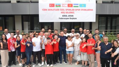 Türkiye Özel Sporcular Spor Federasyonu Başkanı Birol Aydın, yöneticiler ile özel sporcular baş parmaklarını kaldırarak başarıyı sembolize ederek poz veriyorlar.