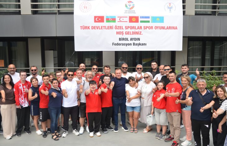 Türkiye Özel Sporcular Spor Federasyonu Başkanı Birol Aydın, yöneticiler ile özel sporcular baş parmaklarını kaldırarak başarıyı sembolize ederek poz veriyorlar.