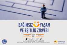 Etkinlik afişinde, küçük bir insan figürü karmaşık bir labirentin önünde duruyor. Bu görsel, bağımsız yaşam ve eşitlik yolunda karşılaşılan zorlukları simgeliyor. Afişte “Bağımsız Yaşam ve Eşitlik Zirvesi” başlığı öne çıkarken, tarih ve yer bilgisi net biçimde belirtilmiş: 1 Ekim 2025, Altunizade Kültür Merkezi, İstanbul. Üsküdar Belediyesi ve Tomurcuk Kooperatifi logoları da yer almakta.