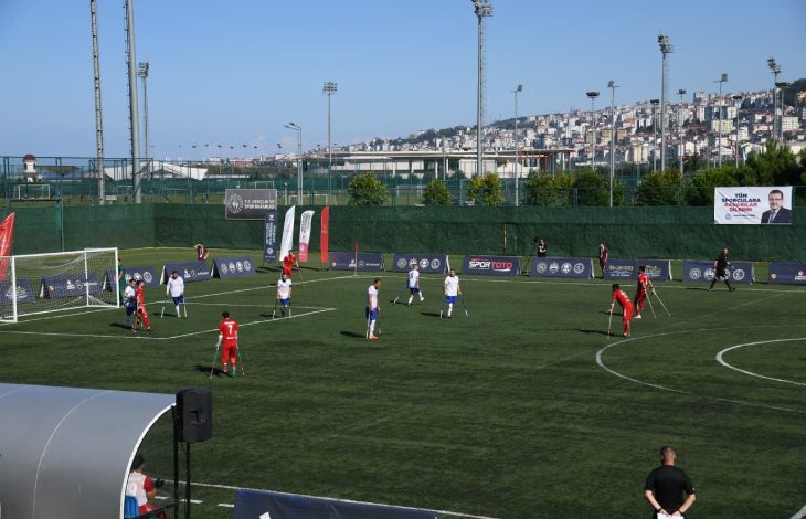 Türkiye Ampute Futbol Milli Takımı ve İtalya Milli Takımı sahada maç yaparken.