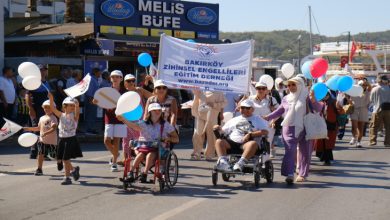 Kortej yürüyüşü yapan grup.