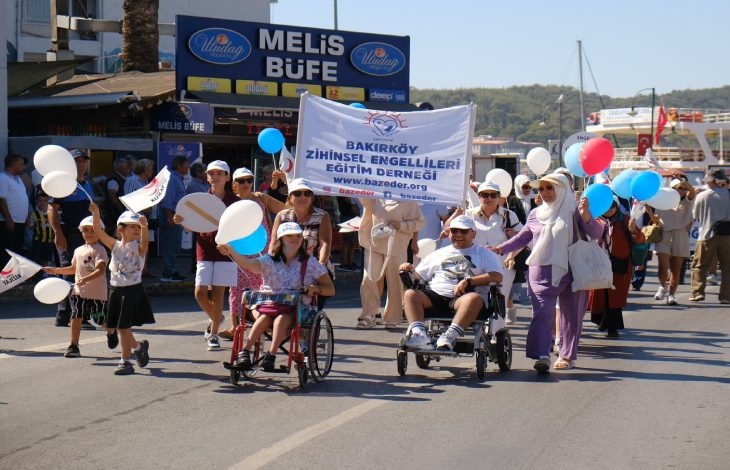 Kortej yürüyüşü yapan grup.