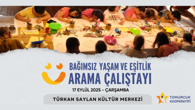 Renkli kalemler ve kağıtlarla dolu büyük bir masanın etrafında çocuklar bir araya gelmiş, resim çizme ve boyama gibi yaratıcı etkinliklerle meşgul. Üst kısımda “Bağımsız Yaşam ve Eşitlik Arama Çalıştayı – 17 Eylül 2025 – Türkan Saylan Kültür Merkezi” yazılı bir afiş yer alıyor. Sağ alt köşede Tomurcuk Kooperatifi logosu bulunuyor. Görsel, kapsayıcı ve katılımcı bir etkinliğin enerjisini yansıtıyor.