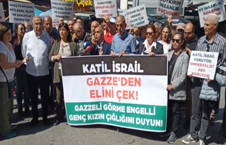 Sakarya Caddesi'nde toplanan farklı derneklere üye grup üyeleri pankart tutarak basın açıklaması yapıyor.