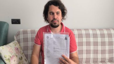 Görme engelli Adil Ahmet Kavrama, sınav belgesini elinde tutuyor.