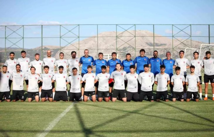 Türkiye İşitme Engelliler Futbol Milli Takımı ile teknik kadro sahada poz veriyor.
