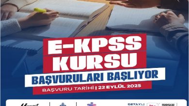 Görselde bir duyuru afişi yer alıyor. Masada ders çalışan iki kişi görülüyor; defterler ve kalemler açık şekilde masada duruyor. Üst kısımda büyük puntolarla “E-KPSS Kursu Başvuruları Başlıyor” ifadesi yazıyor. Alt kısımda başvuru tarihi 22 Eylül 2025 olarak belirtilmiş. En altta ise İstanbul Büyükşehir Belediyesi, ÖZGEM ve Umut Burada logoları bulunuyor. Sağ alt köşede detaylı bilgi ve başvuru için yönlendirme yapan QR kod yer alıyor.