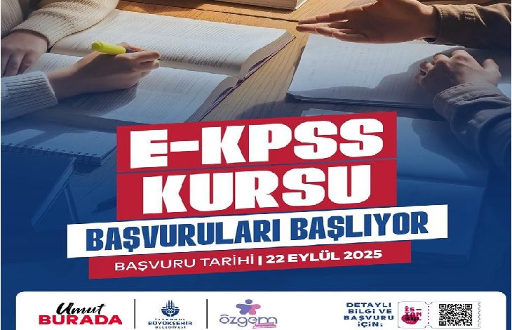 Görselde bir duyuru afişi yer alıyor. Masada ders çalışan iki kişi görülüyor; defterler ve kalemler açık şekilde masada duruyor. Üst kısımda büyük puntolarla “E-KPSS Kursu Başvuruları Başlıyor” ifadesi yazıyor. Alt kısımda başvuru tarihi 22 Eylül 2025 olarak belirtilmiş. En altta ise İstanbul Büyükşehir Belediyesi, ÖZGEM ve Umut Burada logoları bulunuyor. Sağ alt köşede detaylı bilgi ve başvuru için yönlendirme yapan QR kod yer alıyor.