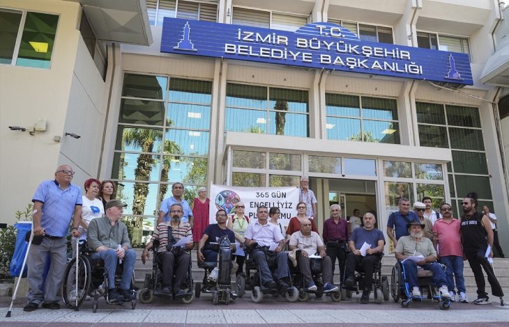 365 Gün Engelliyiz Platformu üyeleri, İzmir Büyükşehir Belediyesi önünde açıklama yapıyor.