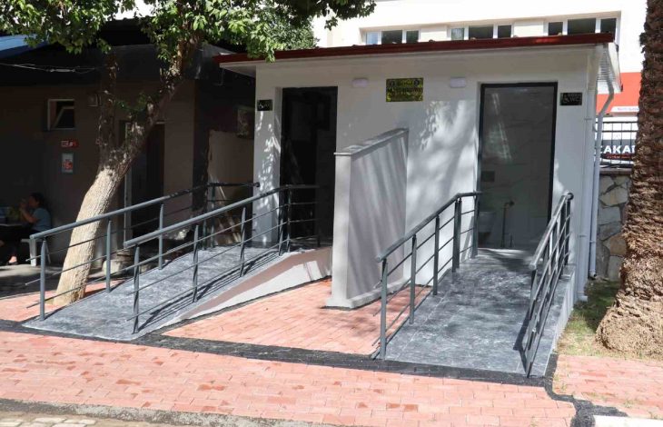 Rampalı iki Engelli Tuvalet kabini yan yana bulunuyor.