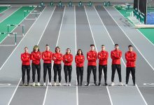 Özel Sporcular Atletizm Milli Takımı, gri olimpiyat pistinde yan yana durarak poz veriyor.