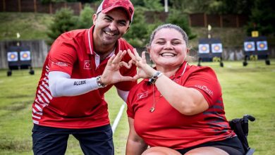 Para Okçular Öznur Cüre Girdi ve Kenan Babaoğlu, ellerini birleştirerek kalp işareti yapıyorlar.