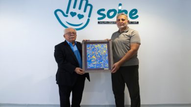 SOBE Vakfı Başkanı Mustafa Ak, Mehmet Ali Atiker’e otizmli bir öğrencinin hazırladığı ebru tablosunu hediye ediyor