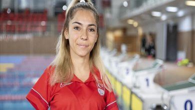 Milli yüzücü Sevilay Öztürk.