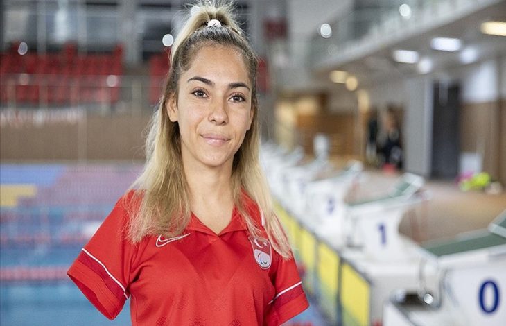 Milli yüzücü Sevilay Öztürk.