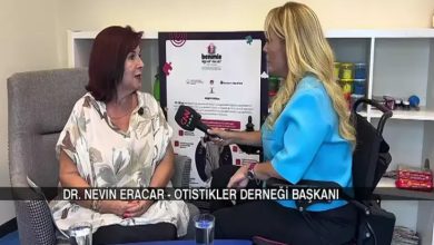 Fotoğrafta, CNN Türk mikrofonuyla röportaj yapan bir muhabir, Otistikler Derneği Başkanı Dr. Nevin Eracar ile bir söyleşi gerçekleştiriyor. Röportaj, bir stüdyo veya danışma odası benzeri, sade ve düzenli bir ortamda gerçekleşiyor. İki kadın karşılıklı oturuyor, masada iki bardak su ve bazı notlar bulunuyor. Arka planda ise “Benimle Oynar Mısın?” adlı bir projeye ait tanıtım afişi dikkat çekiyor.