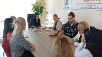Meclis Araştırma Komisyonu Sözcüsü Fatma Öncü, Ulusal Otizm Konfederasyonu heyeti ile masada oturarak toplantı yapıyor.