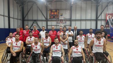 Tekerlekli Sandalye Basketbol A Milli Takımımız, teknik heyet ile poz veriyor.